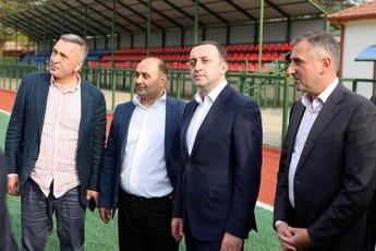 premier-ministrma-irakli-RaribaSvilma-ambrolaurSi-axlad-mowyobili-sportuli-infrastruqtura-daaTvaliera