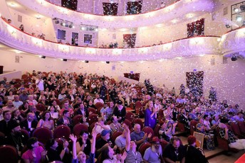 ozurgeTSi-aleqsandre-wuwunavas-saxelobis-dramatul-TeatrSi-sazeimod-daixura-nodar-dumbaZis-meoTxe-saerTaSoriso-Teatraluri-festivali