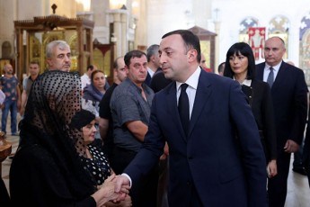 irakli-RaribaSvili-kidev-erTxel-vusamZimreb-Cveni-gardacvlili-gmirebis-ojaxebs-da-qeds-vixri-maTi-naTeli-xsovnis-winaSe