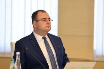 rati-bregaZe-isini-aiZulebdnen-skolaSi-bavSvebs-rom-xmamaRla-eZaxaT-maTi-beladis-amJamad-msjavrdadebul-saakaSvilis-saxeli