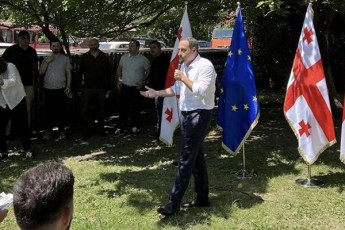 giorgi-vaSaZe-omis-dawyebidan-ruseTi-datoves-uzarmazarma-kompaniebma-raionebSi-gavxsnidiT-folksvagenis-warmoebas-SemoviyvandiT-mersedess-sonis-es-xom-namdvil-ekonomikur-zrdas-moitanda
