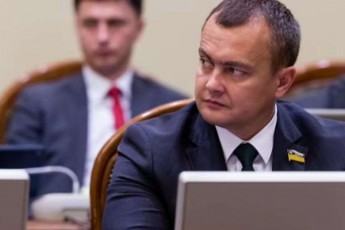 ukrainelma-deputatma-romelic-maldivis-erT-erT-kunZulze-SeniSnes-radas-datovebis-Sesaxeb-gancxadeba-dawera