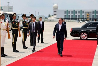 premier-ministri-irakli-RaribaSvili-pekinSi-Cavida