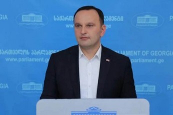 paata-manjgalaZe-SeuZlebelia-or-batonTan-erTdroulad-megobroba-an-amerikas-unda-emegobro-an-CineTs-ra-moifiqra-RaribaSvilma-aseTi-rom-orivesTan-apirebs-megobrobas-gaugebaria