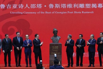 siamayiT-SevikribeT-pekinis-enisa-da-kulturis-universitetSi-SoTa-rusTavelis-skulpturis-gaxsnis-aRsaniSnavad-gansakuTrebulad-mesiamovna-roca-prezident-sisTan-Sexvedrisas-man-guliTadad-moixsenia-didi-poeti-SoTa-rusTaveli