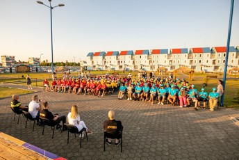 Sinagan-saqmeTa-saministros-warmomadgenlebi-kampaniis-emegobre-policias-farglebSi-anakliaSi-axalgazrdul-banakSi-Sexvedrebs-ganagrZoben