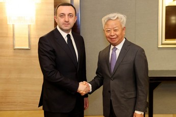 premier-ministrma-irakli-RaribaSvilma-da-aziis-infrastruqturis-sainvesticio-bankis-prezidentma-TanamSromlobis-dRis-wesrigis-ZiriTadi-mimarTulebebi-ganixiles