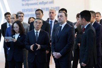 saqarTvelos-premier-ministri-irakli-RaribaSvili-Huawei-is-sademonstracio-centrs-ewvia