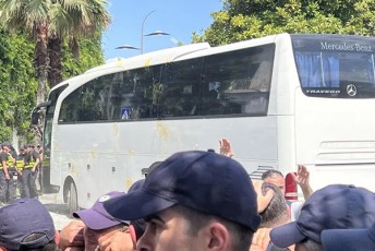 baTumis-portTan-mimdinare-aqciis-monawileebma-sakruizo-gem-astoria-grandes-da-avtobusebs-romliTac-gemis-rusi-mgzavrebi-gamoiyvanes-kvercxebi-da-boTlebi-dauSines