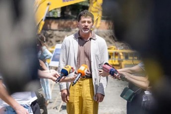 kaxa-kalaZe-saqarTvelos-kari-Riaa-turistebisTvis-es-SeiZleba-iyos-rusi-SeiZleba-iyos-amerikeli-SeiZleba-iyos-evropeli-saerTod-problemas-ver-vxedav-CamobrZandnen