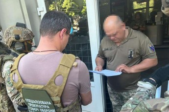 ukrainaSi-samarTaldamcvelebma-Cxreka-Caatares-samxedro-komisarTan-romelmac-omis-dros-350-000-dolaris-Rirebulebis-qoneba-SeiZina