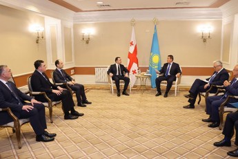 irakli-RaribaSvili-yazaxeTis-premierTan-Sexvedraze-transkaspiuri-satransporto-saerTaSoriso-marSruti-STambeWdavi-tempiT-xorcieldeba-da-regionaluri-dakavSirebadobis-unars-Zalian-zrdis