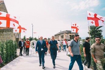 Sinagan-saqmeTa-ministris-moadgilem-Sindisis-gmirTa-xsovnas-pativi-miago-da-17-gmiris-saflavi-gvirgviniT-Seamko