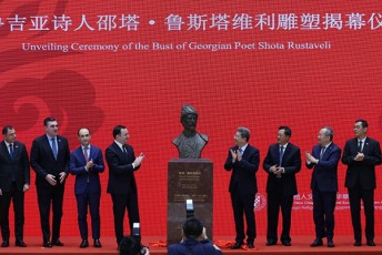 premieri-pekinis-enis-da-kulturis-universitetSi-SoTa-rusTavelis-biustis-gaxsna-sasixarulo-da-simboluri-Jestia-CineTis-mxridan-rac-arasodes-dagvaviwydeba