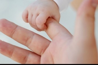 deda-romelmac-italiaSi-axalSobili-nagavsayrelze-datova-20-wlis-qarTveli-gogo-aRmoCnda---italiuri-media