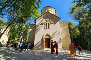 patriarqis-qorepiskoposma-Teodorem-abasTumanSi-axalagebuli-feriscvalebis-saxelobis-taZari-akurTxa-romelic-biZina-ivaniSvilis-ojaxis-ZalisxmeviT-aSenda