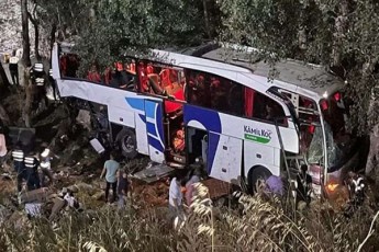 TurqeTSi-samgzavro-avtobusi-xevSi-gadavarda-daRupulia-12-adamiani