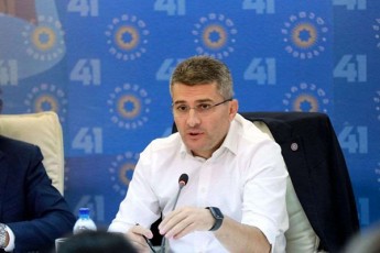 mamuka-mdinaraZe-sworia-statusi-rom-ar-mogvceso---ambobs-saqarTvelos-prezidenti-yvelaferTan-erTad-prezidenti-uxeSad-udavod-da-mizanmimarTulad-arRvevs-sakuTari-qveynis-konstitucias