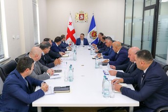 vaxtang-gomelaurma-qvemo-qarTlis-policiis-departamentis-danayofebis-xelmZRvanelebTan-samuSao-TaTbiri-gamarTa