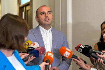 levan-xabeiSvili-faqtobrivad-dapirispirebis-reJimSi-myofi-RaribaSvili-rusul-gzavnilebs-axmovanebda-borelTan