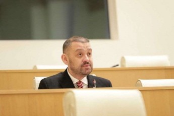 beqa-odiSaria-premier-ministr-RaribaSvilis-mxridan-biujetidan-arcerTi-TeTri-ar-yofila-daxarjuli