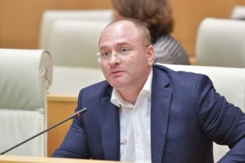 irakli-beraia-partniorebis-mxridan-bazebis-gaxsnaze-SemoTavazeba-ar-migviRia-aSS-is-saelCom-dezinformaciis-gamavrcelebel-subieqtebs-sakuTari-gancxadebiT-Tavze-daaxura