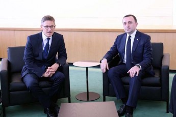 premier-ministri-irakli-RaribaSvili-politikis-sakiTxebSi-aSS-is-saxelmwifo-departamentis-mrCevels-Sexvda
