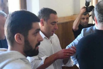 parlamentSi-irakli-zarqua-da-viqtor-sanikiZe-giorgi-vaSaZes-fizikurad-daupirispirdnen
