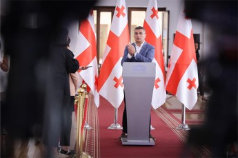 mamuka-mdinaraZe-axla-igoneben-mesijs-romelic-yvelas-gaabrazebs-moigones-rom-yvelas-Seexeba-erovnuli-bankis-gadawyvetileba-visac-bankSi-krediti-an-angariSebi-aqvs-rac-warmoudgeneli-tyuilia