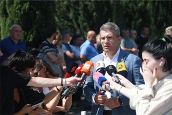 mamuka-mdinaraZe-aqciaze-samas-kacs-rom-moagroveben-xalxis-saxeliT-nu-saubroben-Wkuas-mouxmon-ra-iaraRebze-laparakoben-cota-wynarad-iyvnen