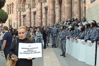 premier-nikol-faSinianis-gadadgomas-moTxovniT-saprotesto-aqciebi-grZeldeba-qronika-erevnidan