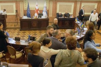 cota-xnis-win-deputatebma-erTmaneTSi-iCxubes---ra-moxda-sakrebulos-sxdomaze