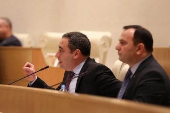 plenarul-sxdomaze-giorgi-vaSaZis-mier-vaxtang-gomelauris-misamarTiT-naTqvam-replikebs-umravlesobis-gaRizianeba-mohyva---qarTuli-ocnebis-deputatebis-rigebidan-ismoda-SeZaxilebi-rom-vaSaZe-gailaxeba