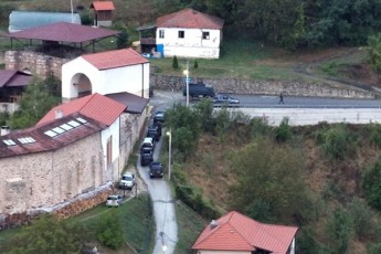 roiteri-kosovoSi-SeiaraRebuli-pirebi-javSanteqnikiT-erT-erT-sofelSi-SeiWrnen-policias-cecxli-gauxsnes-da-serbul-marTlmadideblur-monasterSi-gamagrdnen