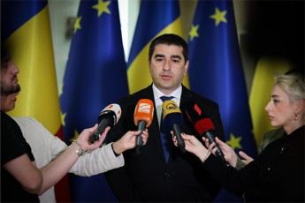 Salva-papuaSvili-prezidenti-unda-daubrundes-Tavis-konstituciur-CarCoebs-Sewyvitos-erovnul-bankze-zewola-da-SantaJi