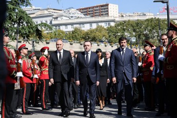 saqarTvelos-premier-ministrmasoxumis-dacemis-30-wlisTavTan-dakavSirebiT-saqarTvelos-erTianobisTvis-brZolaSi-daRupul-gmirTa-memoriali-gvirgviniT-Seamko