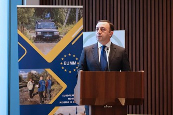 irakli-RaribaSvili-evrokavSiris-sadamkvirveblo-misiis-saqarTveloSi-muSaobis-15-wlisTavisadmi-miZRvnil-RonisZiebaze-evrokavSiris-sadamkvirveblo-misia-warmoadgens-Cveni-evropeli-megobrebis-mWidro-TanamSromlobis-da-Zlieri-mxardaWeris-simbolos