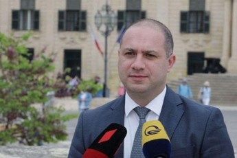 givi-miqanaZe-nika-melias-da-nacionalur-moZraobas-arc-cal-calke-arc-erTad-Sansi-ar-aqvT-maTi-reitingi-dRiTidRe-klebulobs-da-mxardamWerTa-rigebic-mcirdeba