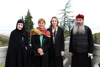 saqarTvelos-premier-ministr-irakli-RaribaSvilis-meuRle-nunuka-TamazaSvili-da-ungreTis-premier-ministr-viqtor-orbanis-meuRle-aniko-levai-bodbis-wminda-ninos-saxelobis-dedaTa-monasterSi-imyofebodnen