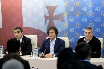 saparlamento-umravlesobis-sxdomaze-mimdinare-politikur-sakiTxebsa-da-sasesio-kviris-plenaruli-sxdomebis-dRis-wesrigze-imsjeles