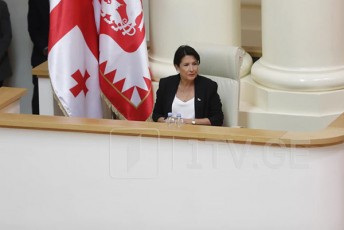 salome-zurabiSvilma-deputatebs-mimarTa-es-dRec-dadga-saqarTvelo-amasac-moeswro-pirvelad-saqarTvelos-istoriaSi-imarTeba-prezidentis-impiCmenti-da-amiT-Tqven-Tavs-iwonebT