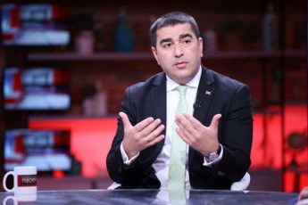 Salva-papuaSvili-dRes-saparlamento-umravlesobam-salome-zurabiSvils-politikuri-verdiqti-gamoutana---man-milion-orasi-aTasi-amomrCevlis-mandati-gacvala-ramdenime-nacionalis-mandatSi