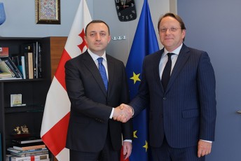 premier-ministri-irakli-RaribaSvili-evropuli-samezoblo-politikisa-da-gafarToebis-sakiTxebSi-evrokomisars--oliver-varheis-Sexvda