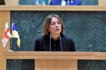 xatia-dekanoiZe-vinc-fiqrobs-rom-saqarTvelom-kandidatis-statusi-ar-unda-miiRos-albaT-sajaro-argumentebi-unda-warmoadginos