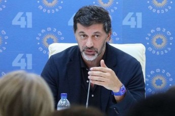 kaxa-kalaZe-rogor-SeiZleba-elene-xoStariasgan-romelic-rublebiT-sunTqavs-da-girCi---meti-Tavisuflebisgan-romelic-Caxdili-darboda-miiRo-bulingi