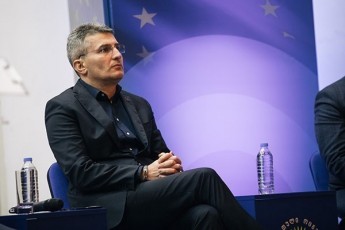 mamuka-mdinaraZe-xoStaria-jafariZis-veb-gverdze---erTaderTi-rasac-es-Savi-siebi-izamen-iqneba-mxileba-ramdenad-faSisturi-ideologiis-aris-ruseTidan-dafinansebuli-piri-da-mis-garSemo-Sekrebili-adamianebi