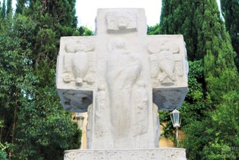 sapatriarqo-helouini-religiur-safuZvlebzea-aRmocenebuli-da-winaaRmdegobaSi-modis-marTlmadideblur-saeklesio-cnobierebasTan