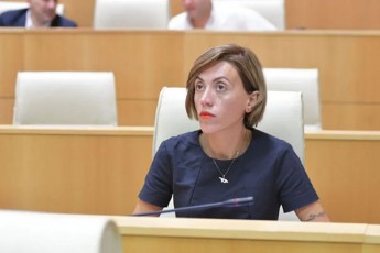ana-wiTliZe-aluda-RuduSaursa-da-irakli-beraias-mcdeloba-moaxdinon-qali-opozicionerebis-diskreditacia-ar-gamouvaT-da-uaress-miiRebs-erTic-da-meorec---am-darbazSi-ase-mSvidad-ver-dasxdebian