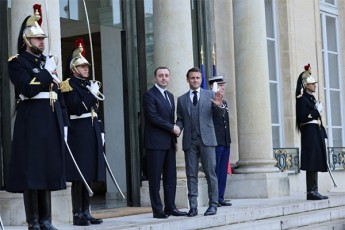 emanuel-makroni-bravo-qarTvel-xalxs-romlis-erTguleba-demokratiisa-da-evropis-mimarT-aRar-saWiroebs-damtkicebas---safrangeTi-dgas-Tqvens-gverdiT