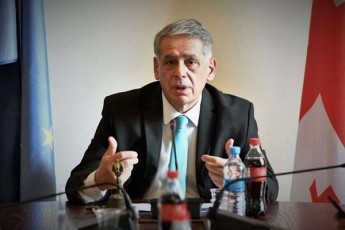 roman-kakulia-premieris-gamosvla-parizis-mSvidobis-forumis-farglebSi-gamarTul-panelur-diskusiaze-iyo-Zalian-kvalificiuri